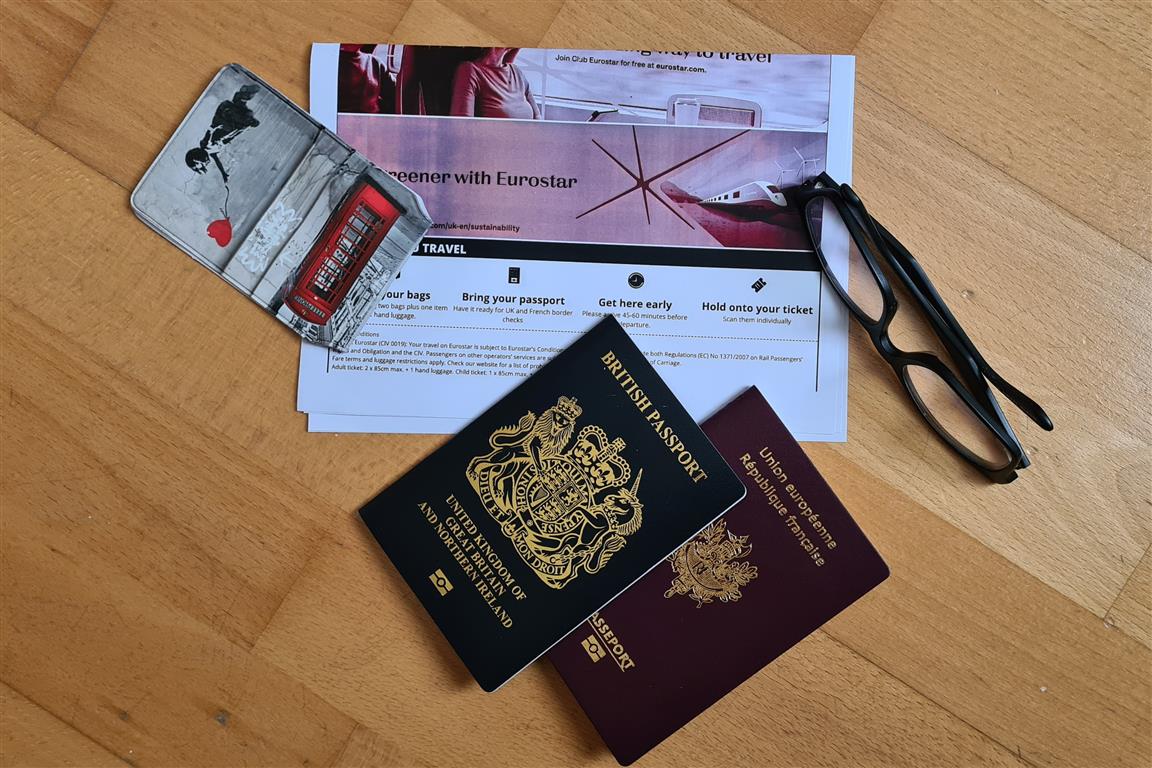 Passeports britanniques et français - Credit: EE