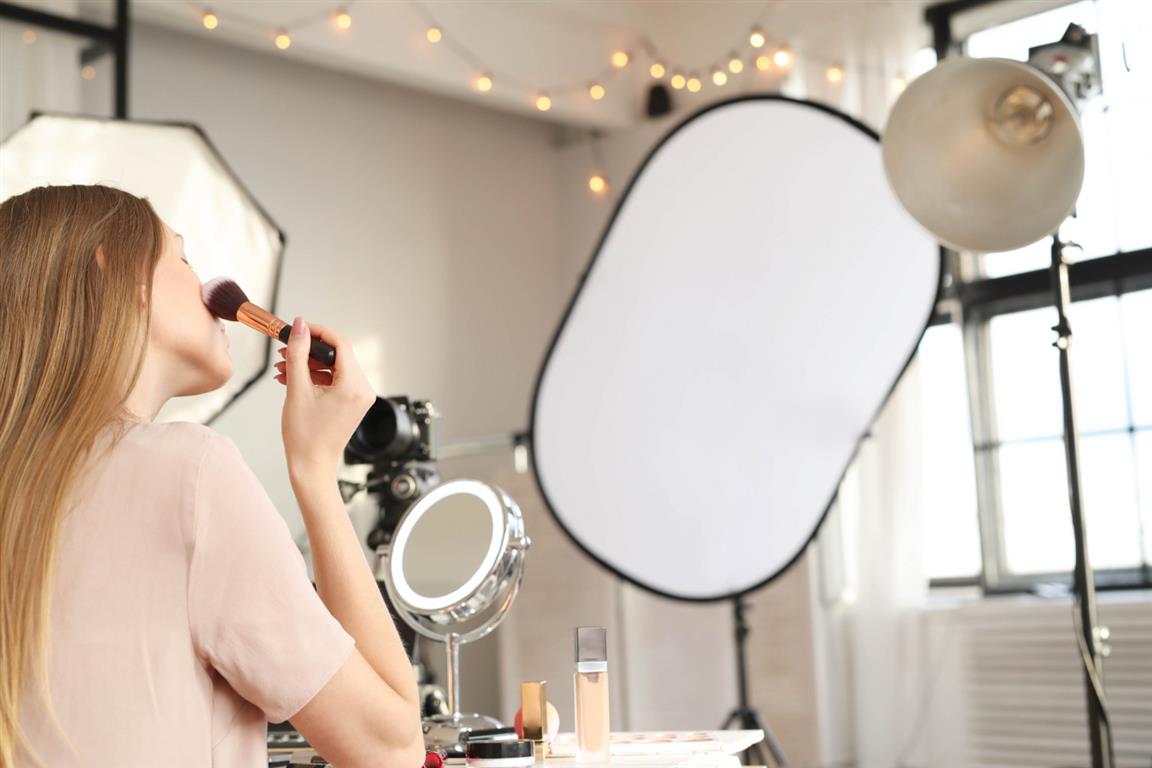 Beauty vlogger recording a makeup tutorial - photo created by Racool_studio - www.freepik.com