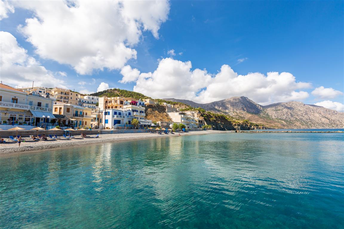 Bâtiments et plages sous un ciel bleu nuageux en Grèce - Image by wirestock on Freepik