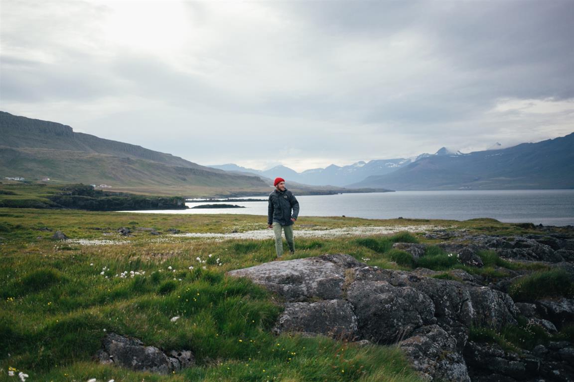 Un voyageur explore les paysages accidentés de l’Islande - Image by bublikhaus on Freepik