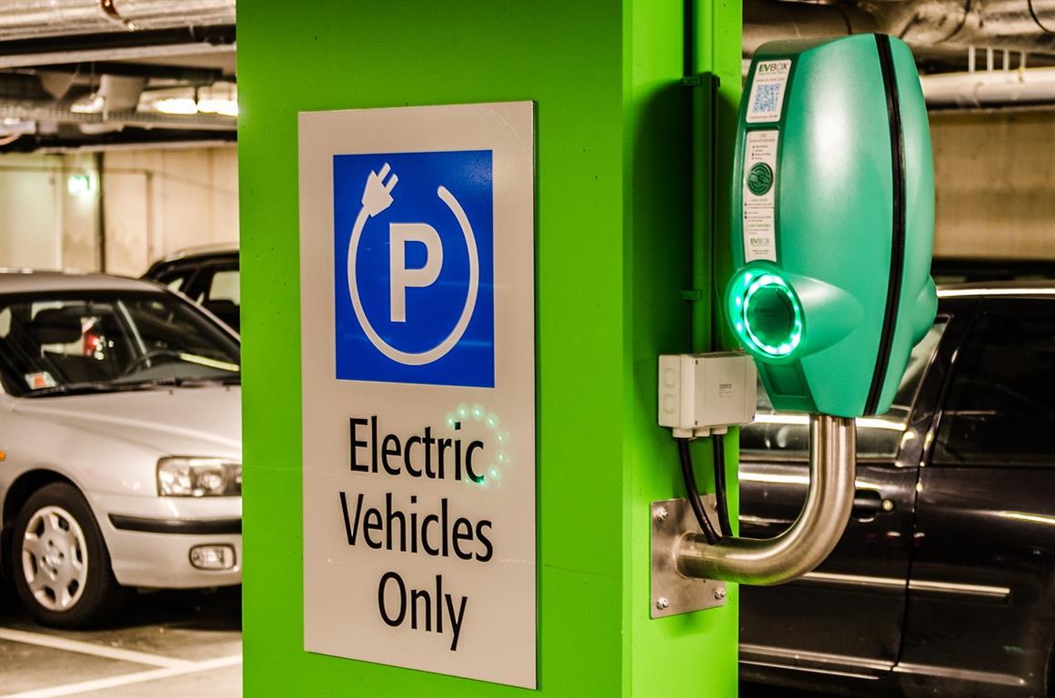 Borne de recharge électrique dans un parking- Credit: Pixabay