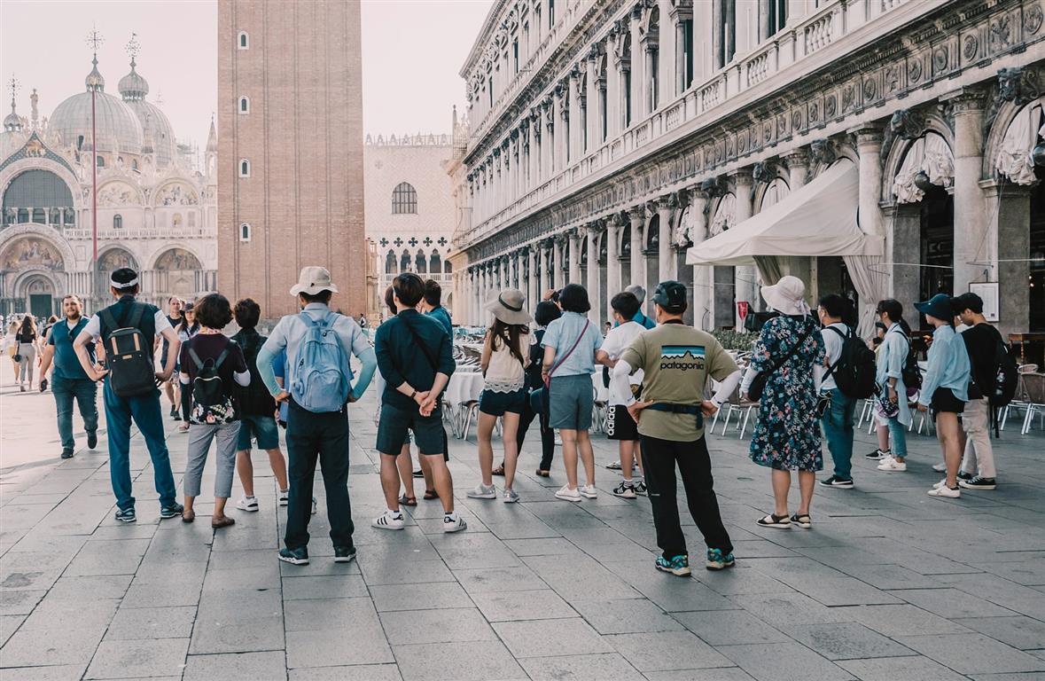 Tourists in Venice - Photo by Anna-Philine on Unsplash